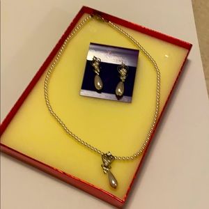 Necklace and teardrop earrings